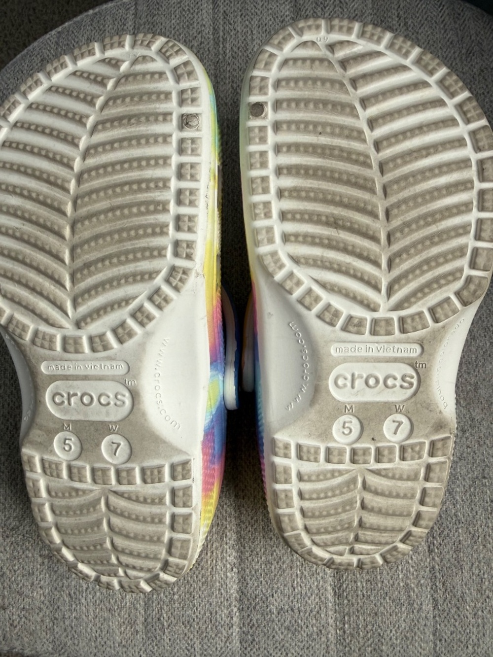 Crocs Tie Dye Shoes Gently Used Size 5/7 - Picture 2 of 2